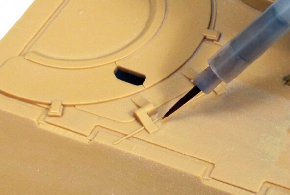 Aplicando Tamiya Panel Line Accent Color con el aplicador de precision