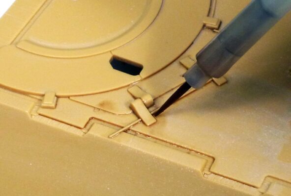Tinta fluyendo por capilaridad en una linea grabada